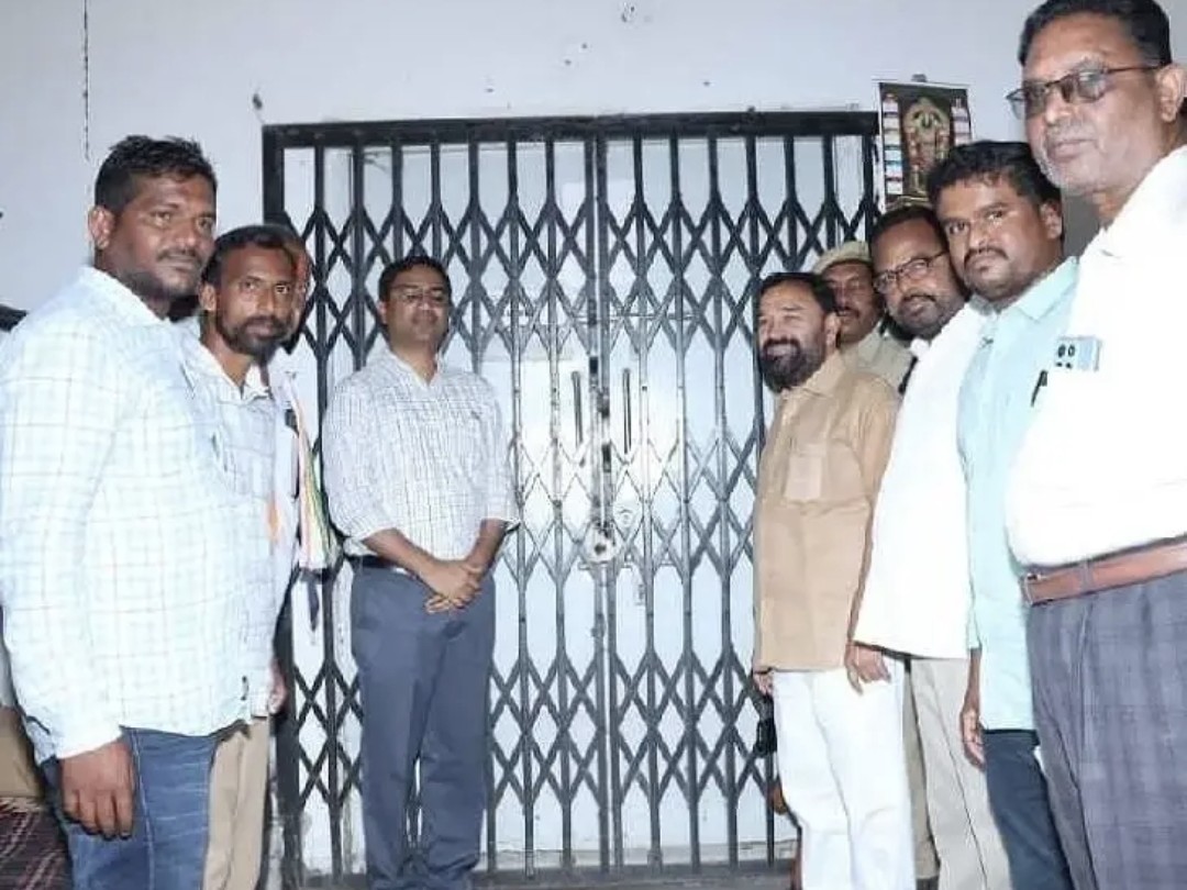 ములుగులో ఈవీఎం గోదాం తనిఖీ