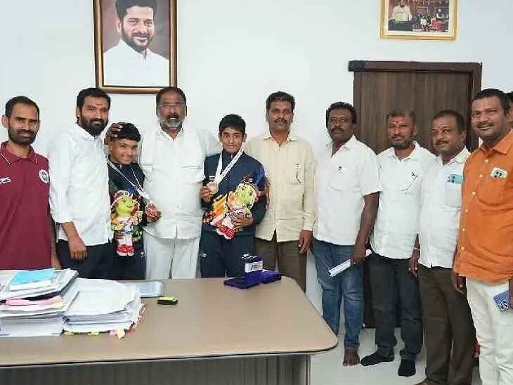 క్రీడాకారిణులకు మంత్రి అభినందనలు