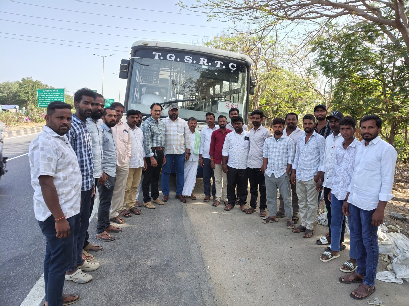 భూసార పరీక్షా శిక్షణకు తరలిన రైతు వాలంటర్లు