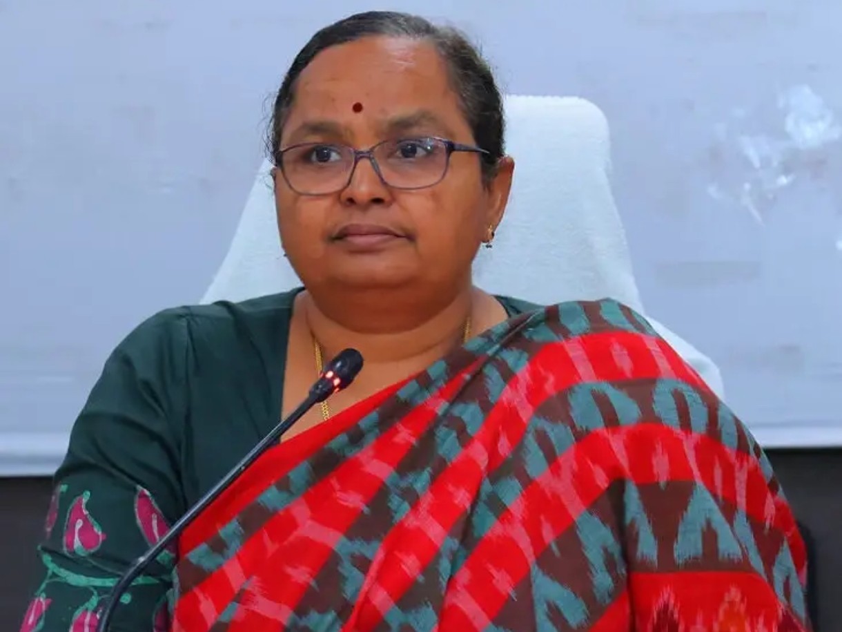 జిల్లాలో 32 మంది సీనియర్ అసిస్టెంట్ల బదిలీ