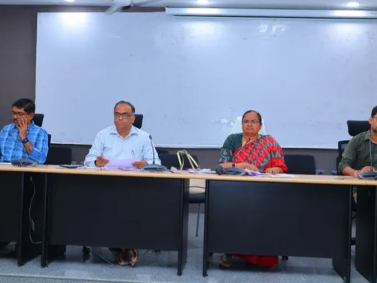 అర్హులకు వెంటనే రుణాలు అందించాలి: జిల్లా కలెక్టర్