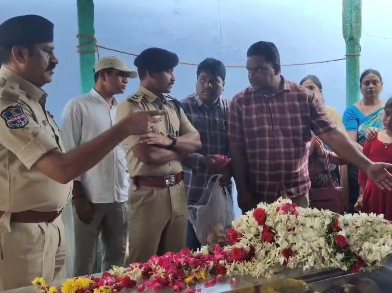 హోంగార్డు రంజిత్‌కు నివాళులర్పించిన ఎస్పీ