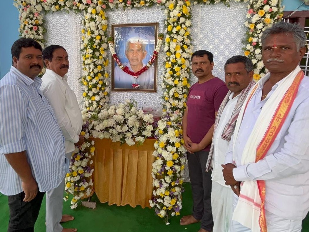 జర్నలిస్టు కుటుంబాన్ని పరామర్శించిన మాజీ మంత్రి