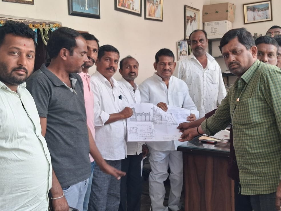 గ్రామస్తుల విజ్ఞప్తికి స్పందించిన మాజీ ఎమ్మెల్యే