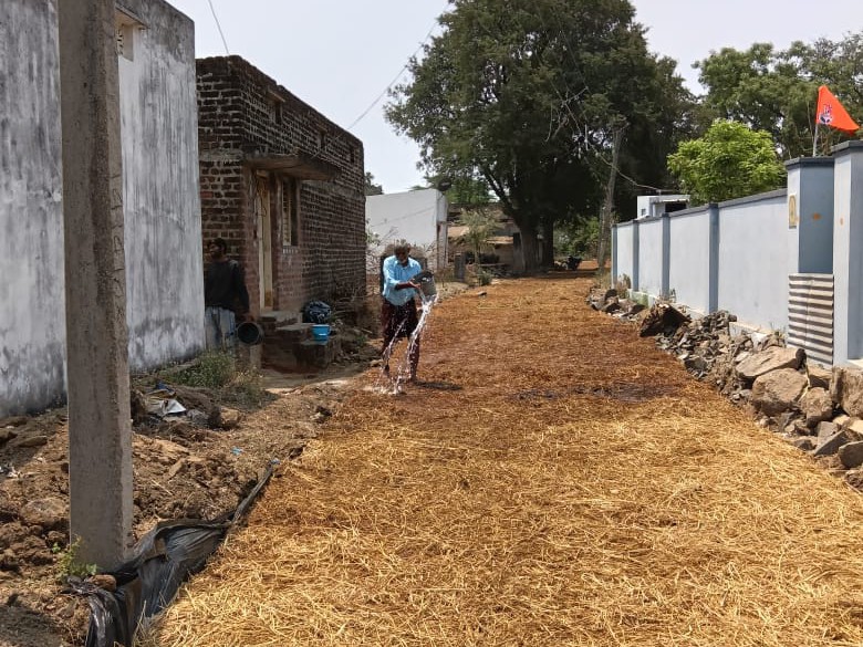 కోరుకొండపల్లిలో నాణ్యతలేని సీసీ రోడ్డు నిర్మాణం