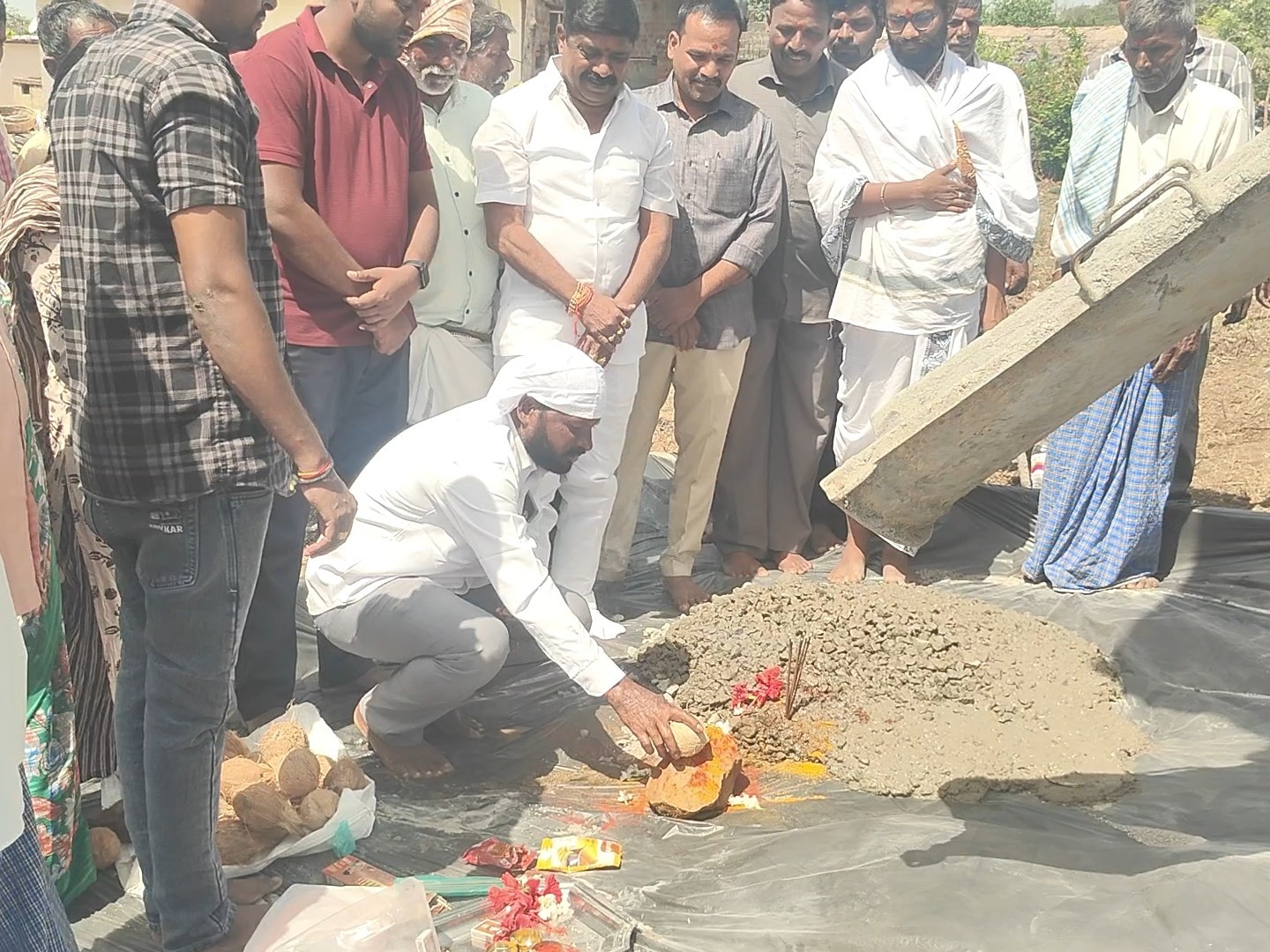 ​దంతేపల్లిలో ఘనంగా సిసి రోడ్డు పనుల ప్రారంభం