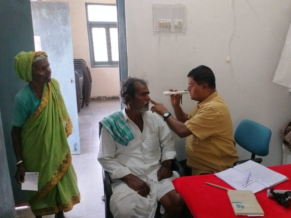 వృద్ధులకు ఉచిత కంటి వైద్య పరీక్షలు