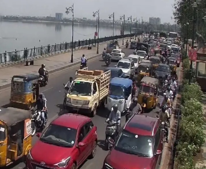 అప్పర్ ట్యాంక్ బండ్ పరిసరాల్లో భారీ ట్రాఫిక్