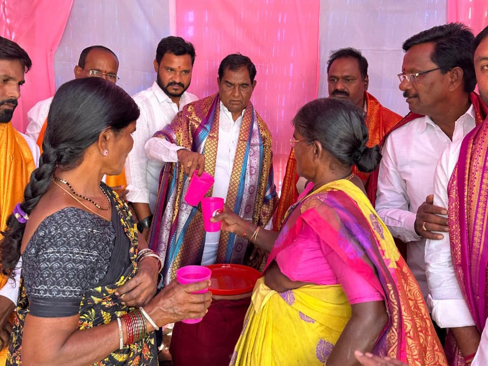 ప్రజల దాహార్తి తీర్చేందుకు చలివేంద్రం ప్రారంభం