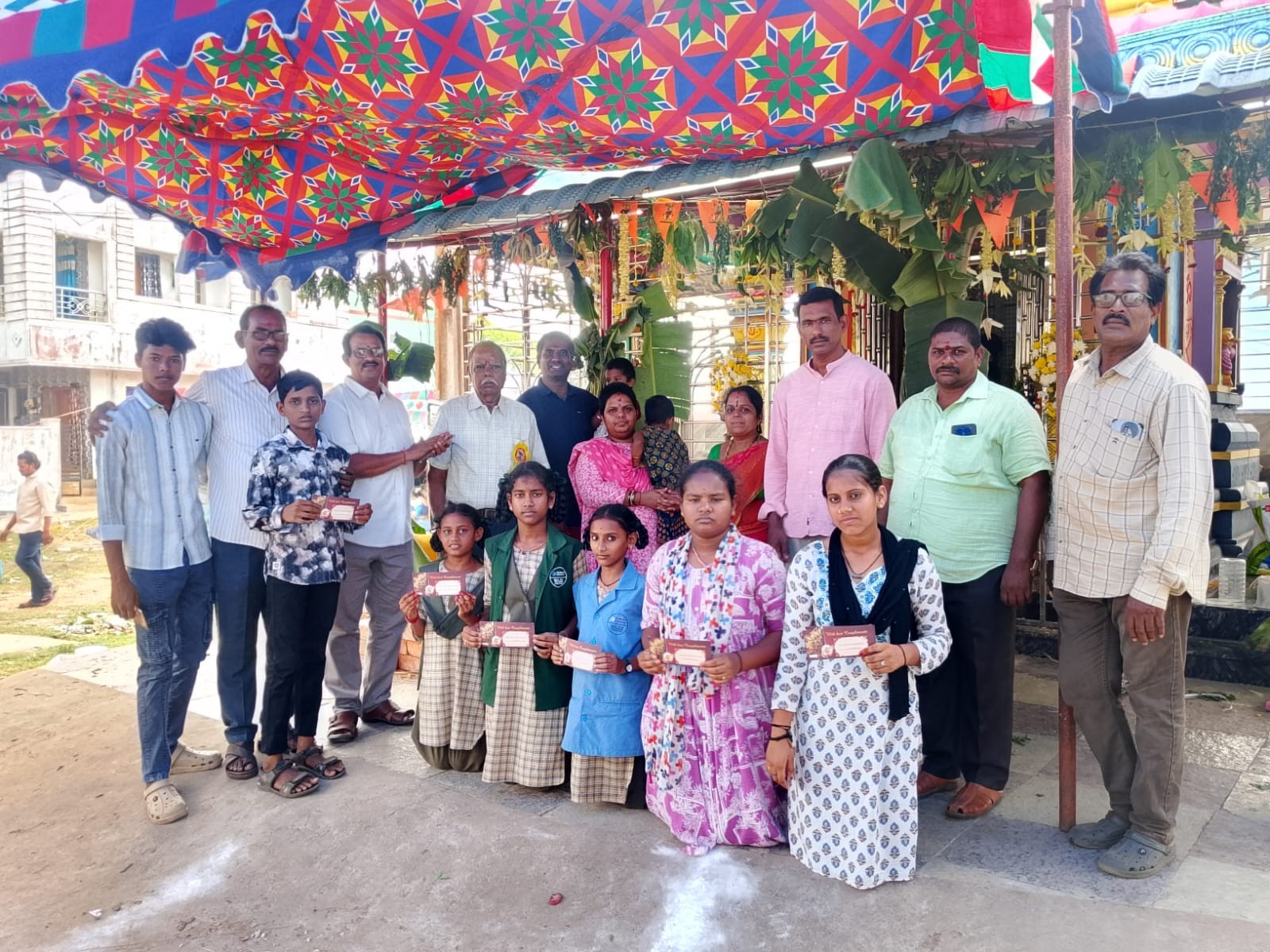 పేద విద్యార్థులకు గణేష్ ఆర్థిక సాయం