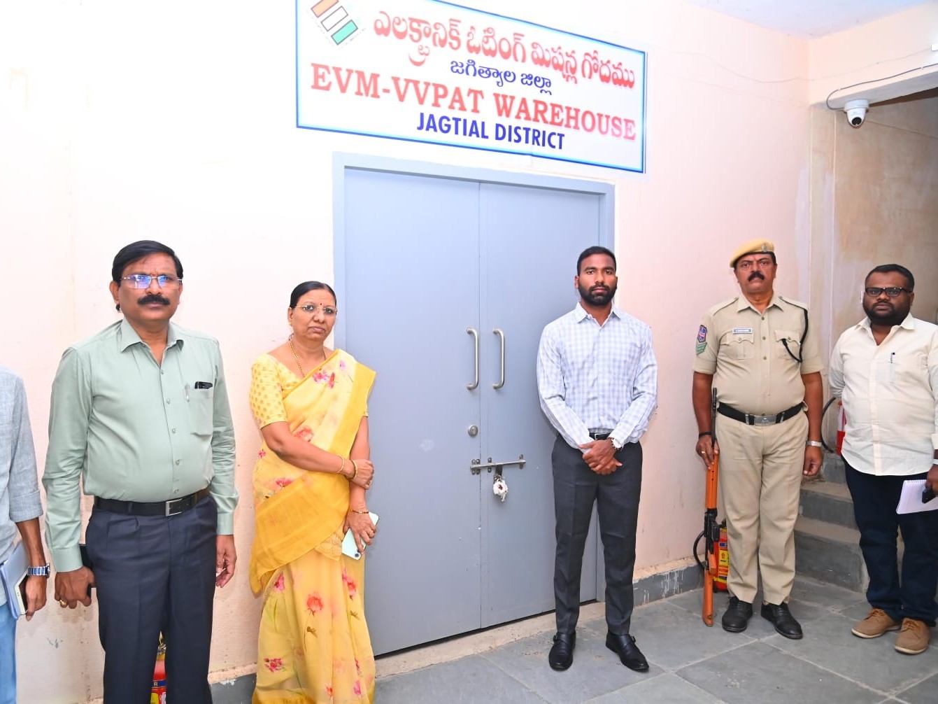 సీసీ కెమెరాల పనితీరును పరిశీలించిన కలెక్టర్