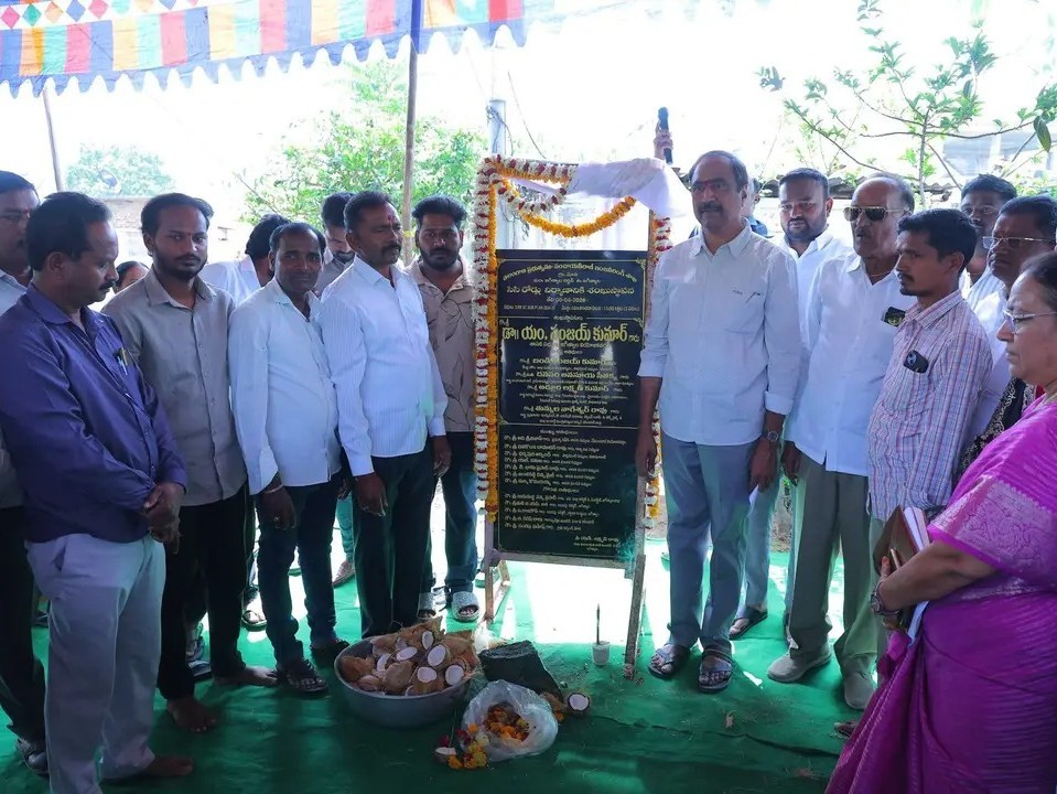 రూ.15 లక్షల సీసీ రోడ్డు పనులకు శంకుస్థాపన