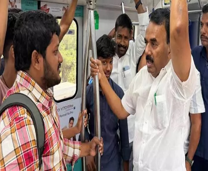 మెట్రో రైలులో ప్రయాణించిన మంత్రి