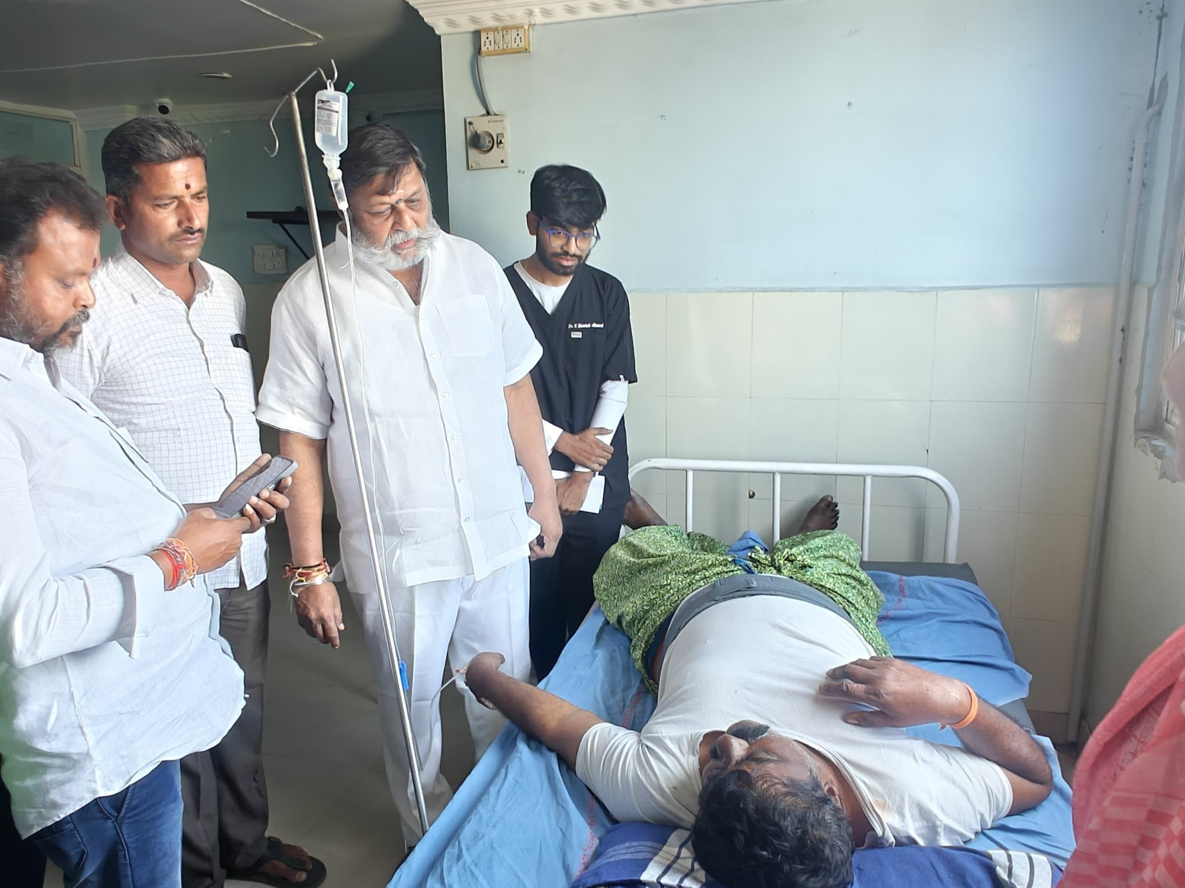 కార్యకర్తను పరామర్శించిన మాజీ ఎమ్మెల్యే