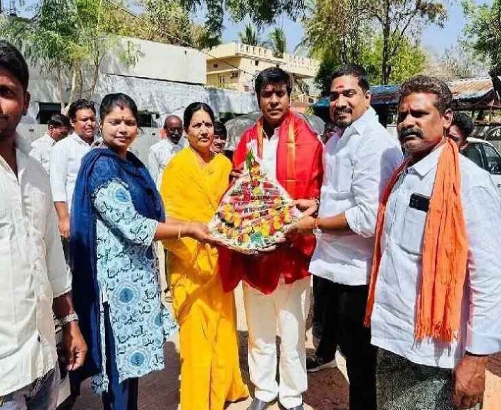 ఆలయ అభివృద్ధికి కృషి చేయాలి: ఎమ్మెల్యే