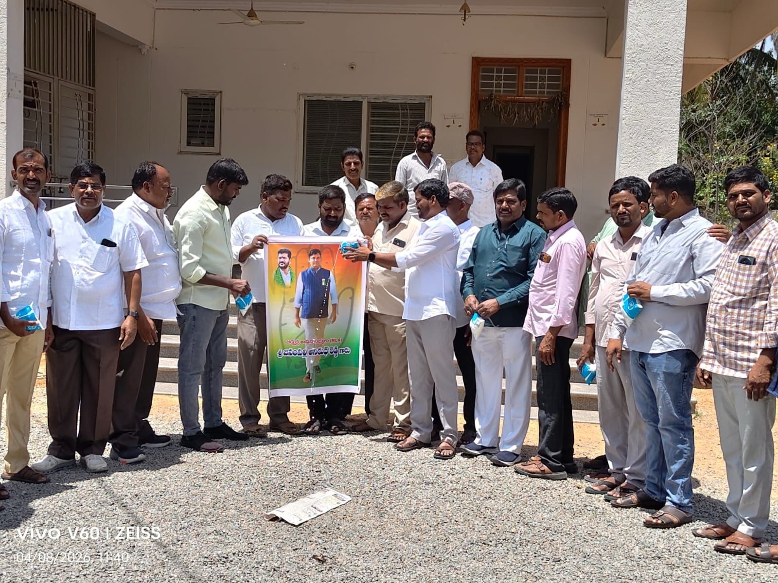 ఎమ్మెల్యే అనిరుద్ రెడ్డి చిత్రపటానికి పాలాభిషేకం