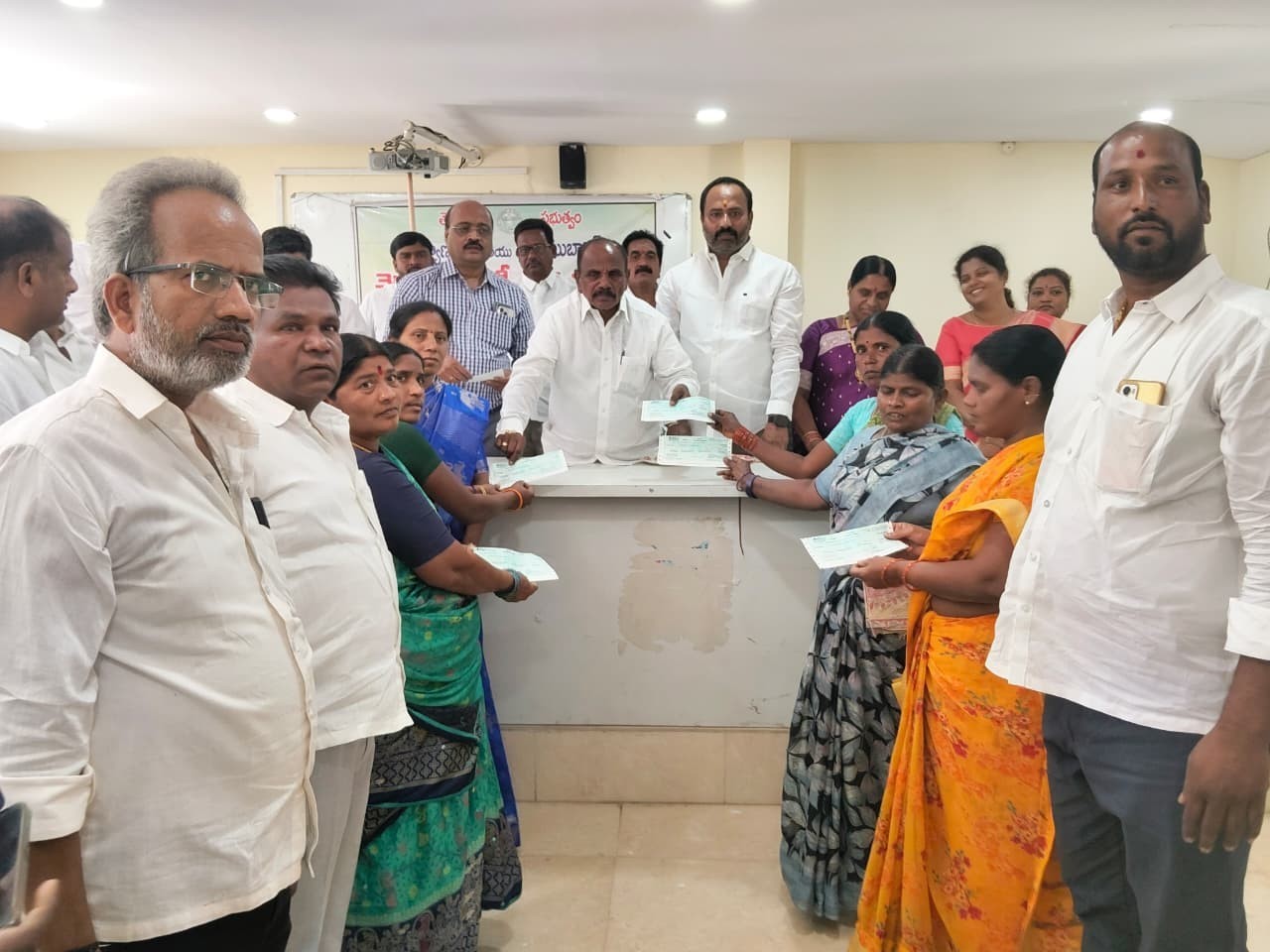 కళ్యాణలక్ష్మీ, షాదీముబారక్ చెక్కులు అందజేసిన ఎమ్మెల్యే