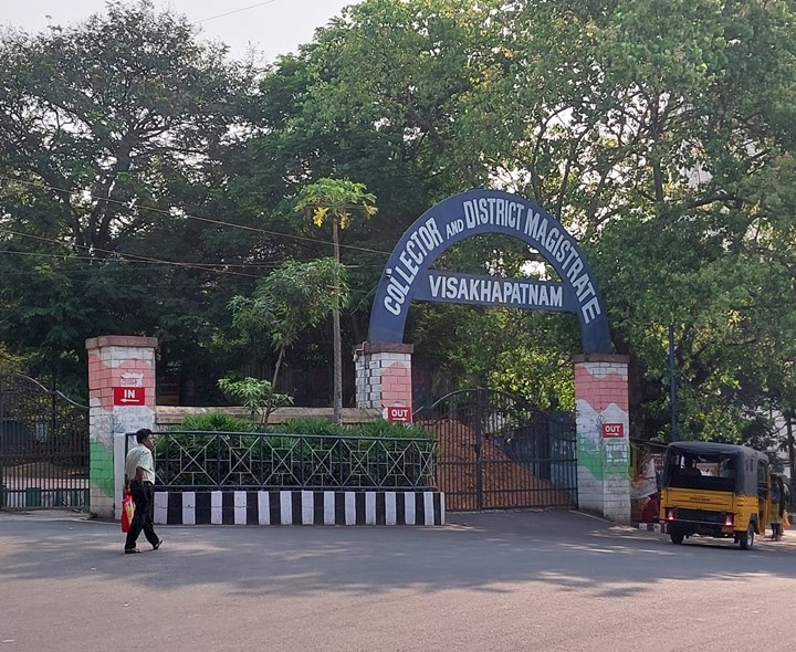 విశాఖ కలెక్టర్‌కు ఇరాన్ యువతుల వినతి