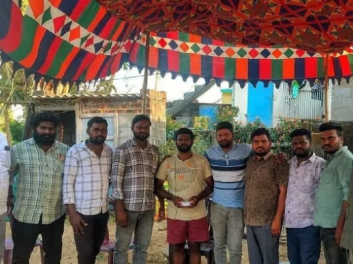 గురువు కుటుంబానికి ఆర్థిక సాయం అందజేత