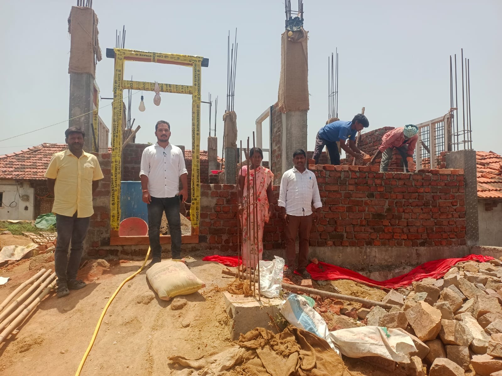 ఇందిరమ్మ గృహాలను పరిశీలించిన ఎంపీడీవో