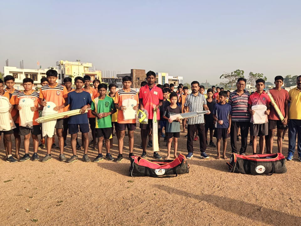 విద్యార్థులకు క్రికెట్ కిట్స్ పంపిణీ చేసిన ఎమ్మెల్యే