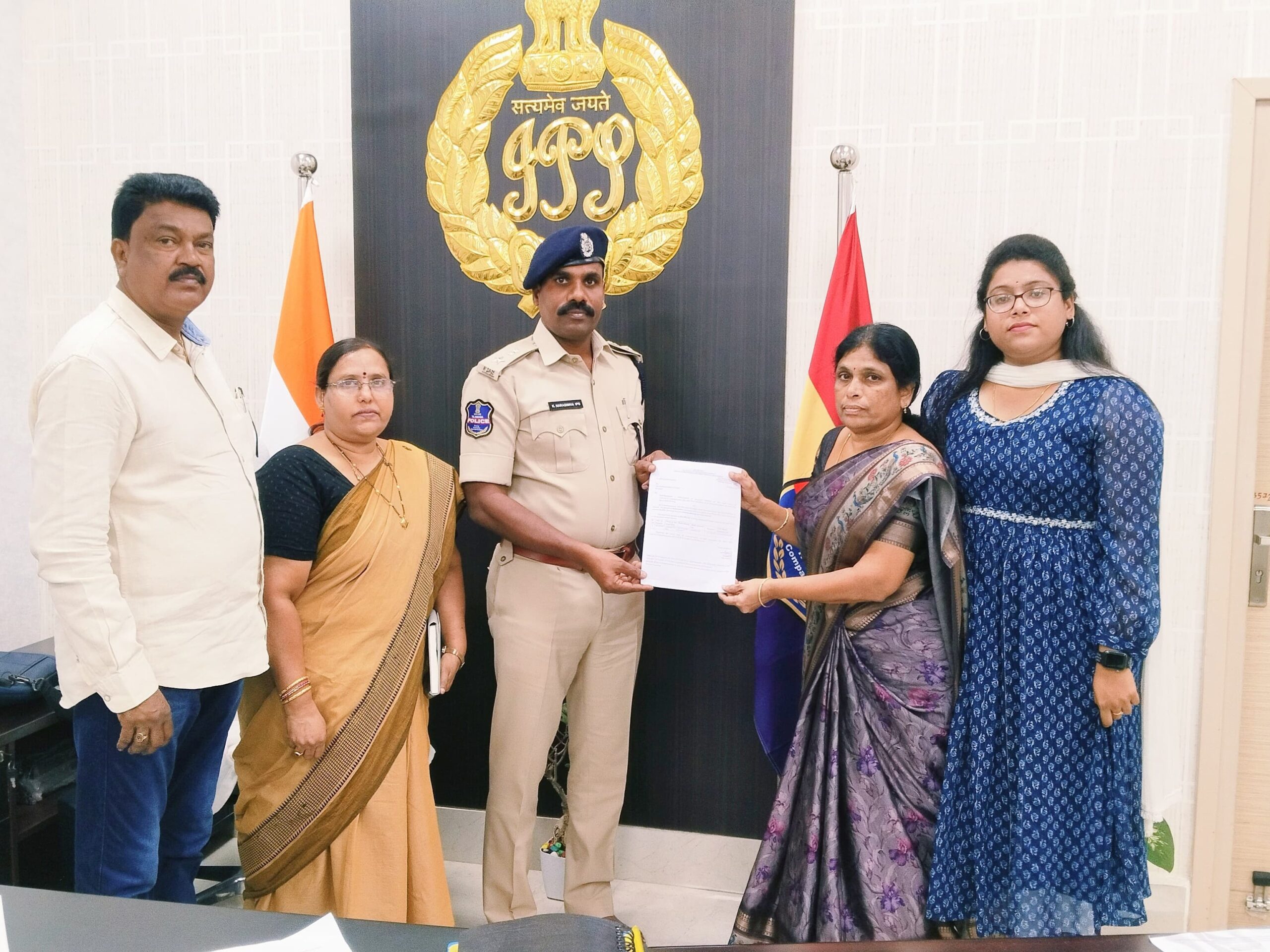 ఏఎస్ఐ కుటుంబానికి ‘పోలీసు భద్రత’ చెక్కు పంపిణీ