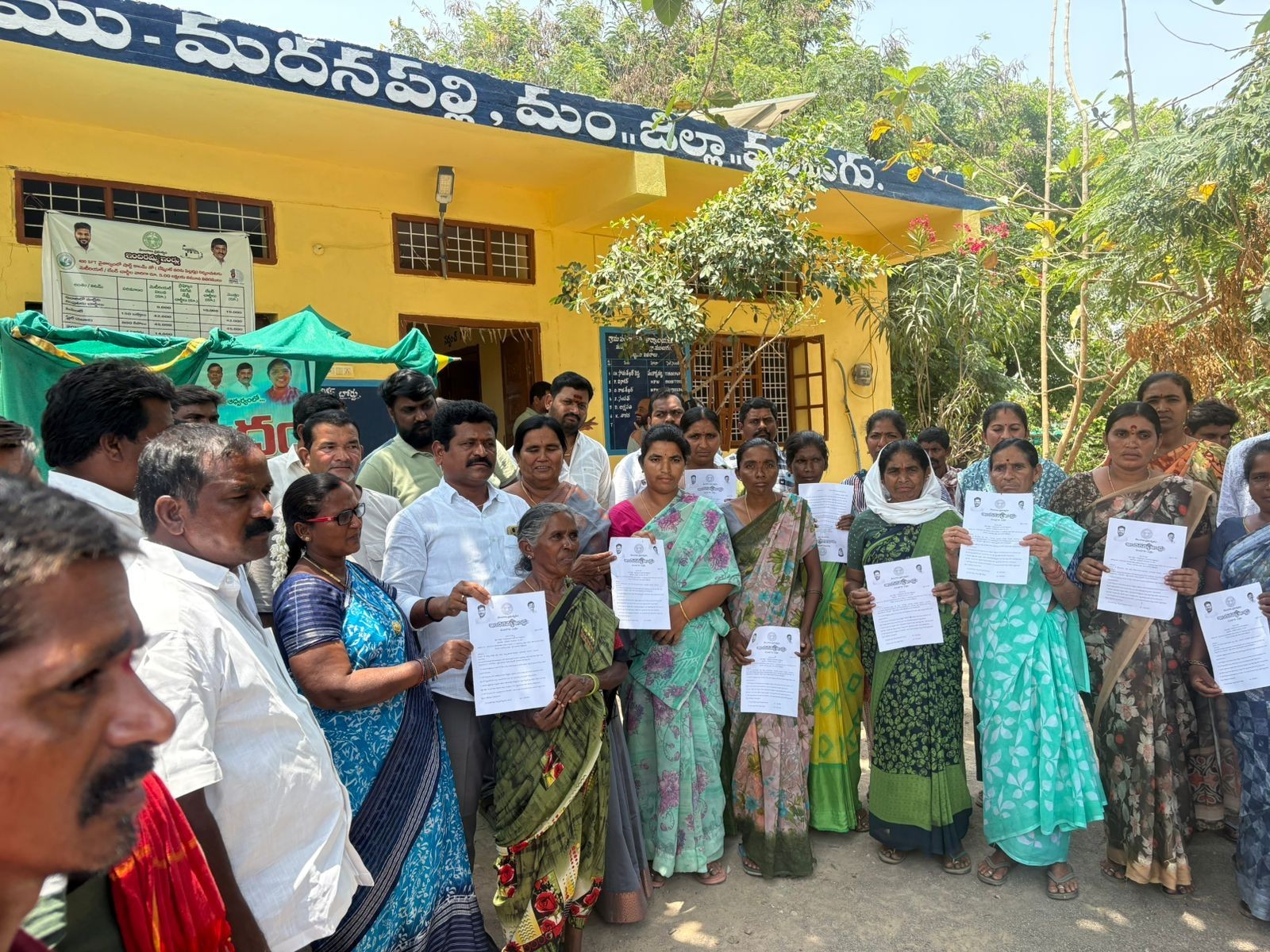 మదనపల్లిలో పట్టాలను పంపిణీ చేసిన ఛైర్మన్