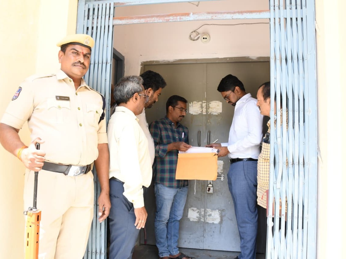 ఈవీఎంలు గోదాము పరిశీలించిన కలెక్టర్