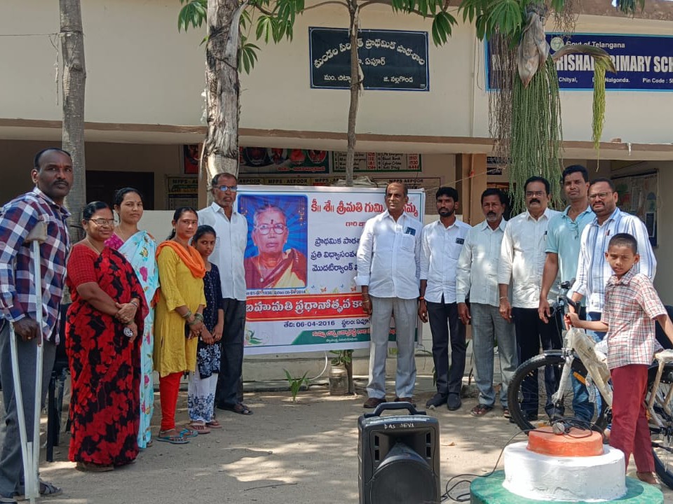 ప్రథమ స్థానంలో నిలిచిన విద్యార్థికి సైకిల్ బహుకరణ