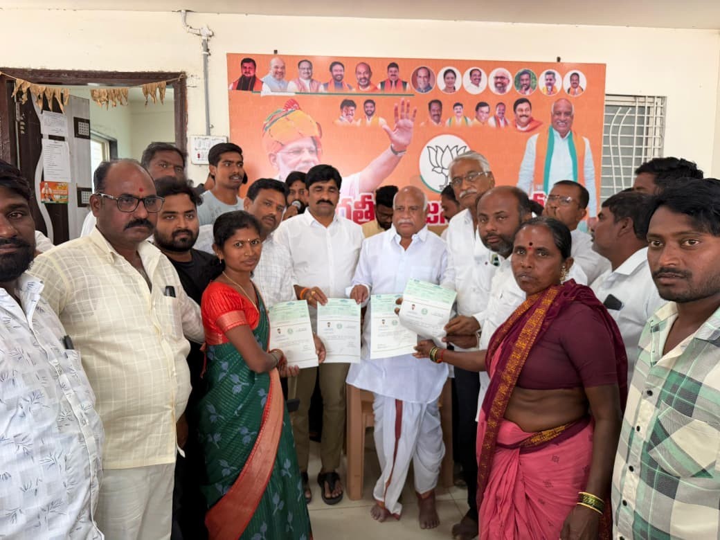 CMRF చెక్కులు పంపిణీ  చెేసిన ఎమ్మెల్యే