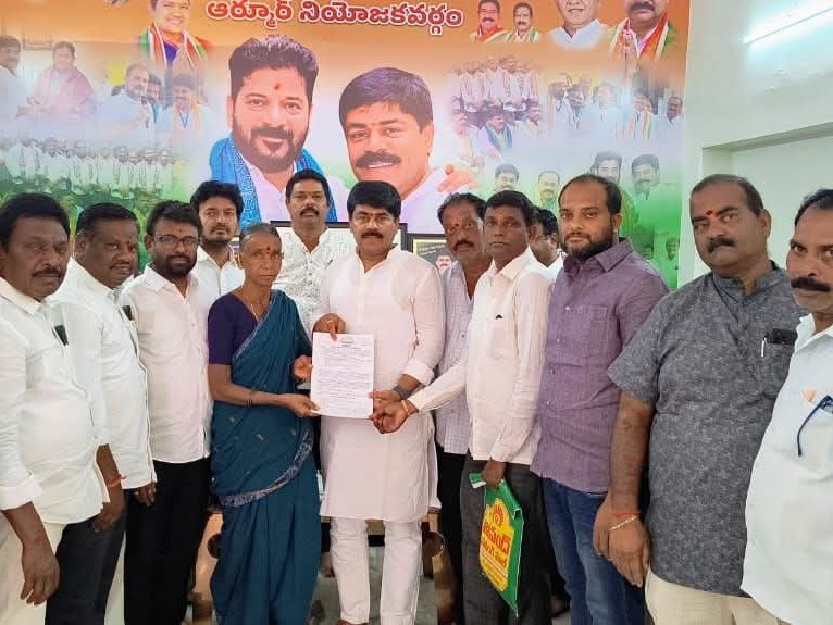 వీర జవాన్ కుటుంబానికి నివాస స్థల పత్రాలు అందజేత