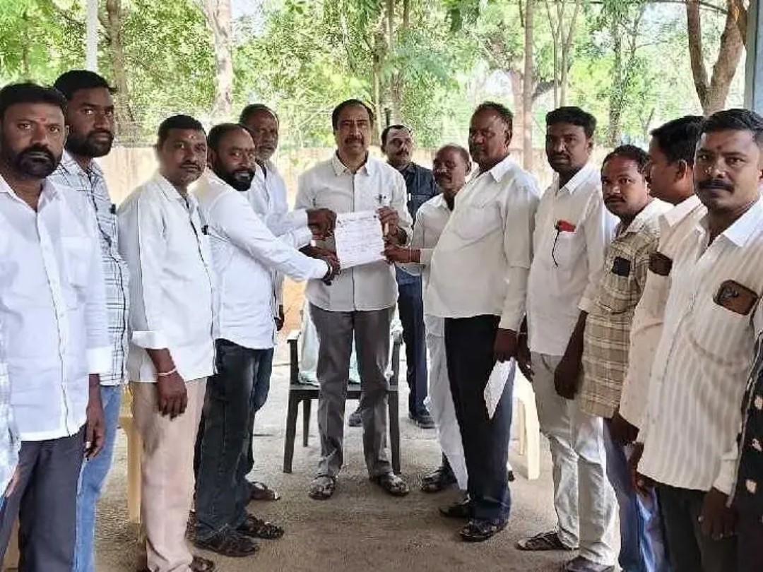 నిధులు మంజూరు చేయాలని ఎమ్మెల్యేకు వినతి