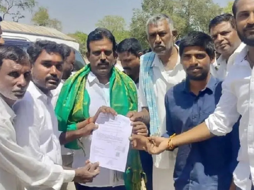 LOC చెక్కులను పంపిణీ చేసిన ఎమ్మెల్యే