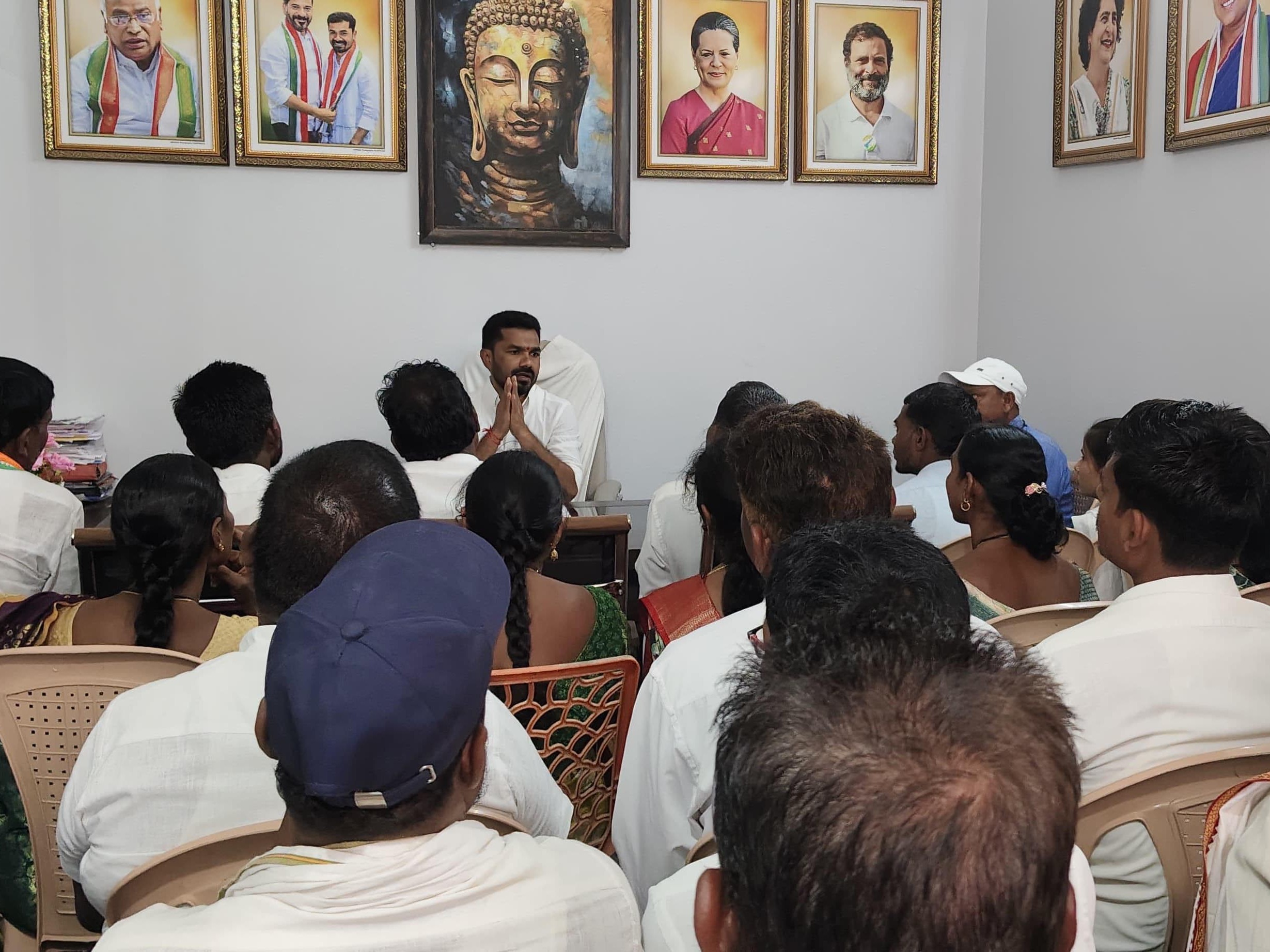 ఉట్నూర్ మండల సర్పంచులతో ఎమ్మెల్యే సమావేశం