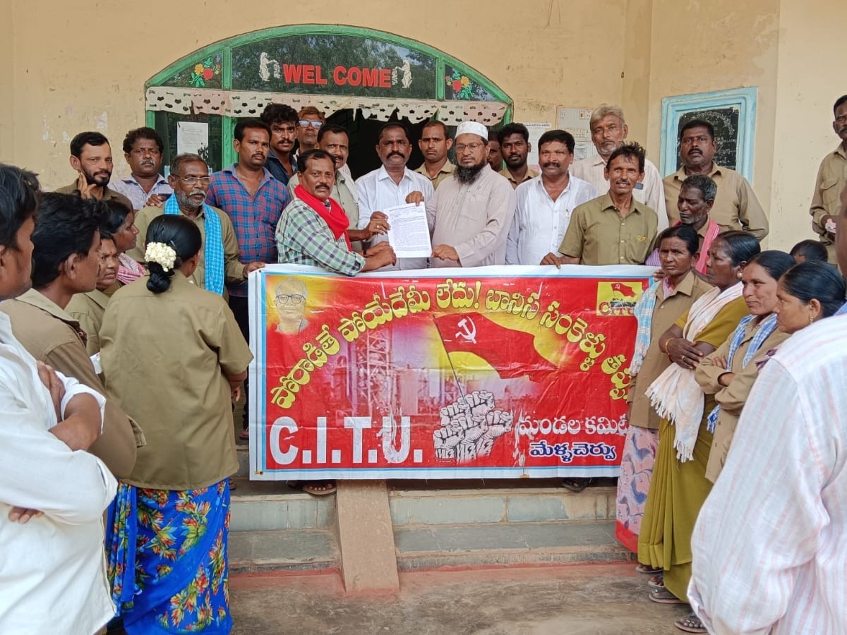 మేళ్లచెరువులో పంచాయతీ కార్మికుల ధర్నా