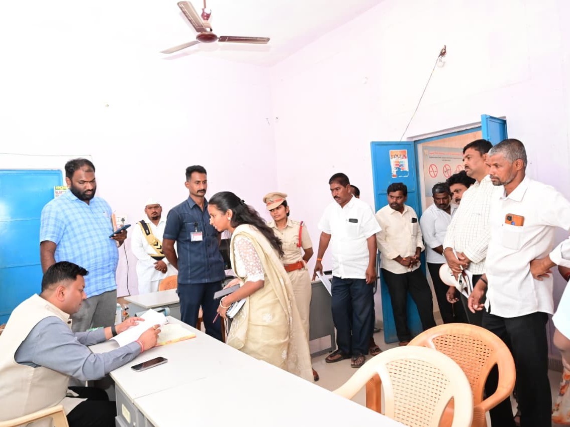 సచివాలయంలో కలెక్టర్ ఆకస్మిక తనిఖీ