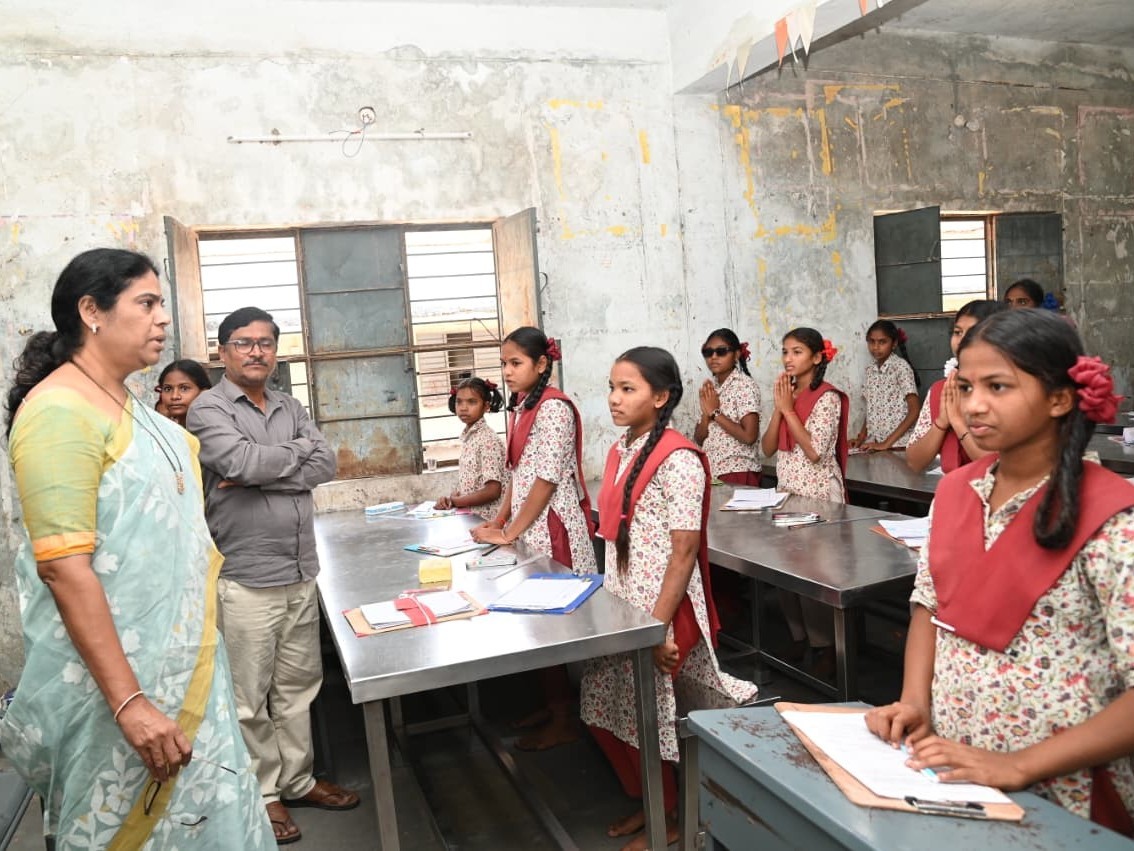 ఆశ్రమ ఉన్నత పాఠశాలలో కలెక్టర్ ఆకస్మిక తనిఖీ