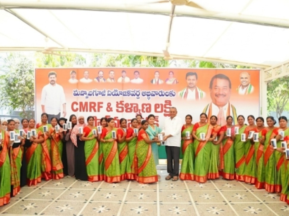 అంగన్వాడీలకు సెల్ ఫోన్లు పంపిణీ చేసిన BLR