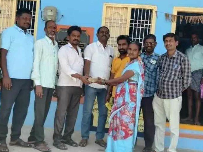 మృతుల కుటుంబాలకు భీమా పంపిణీ