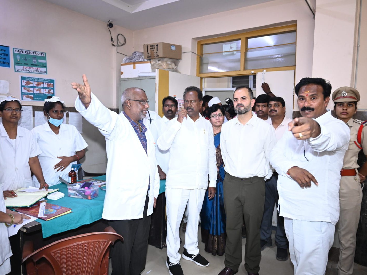 జిల్లా ఆసుపత్రిని తనిఖీ చేసిన MLA, కలెక్టర్