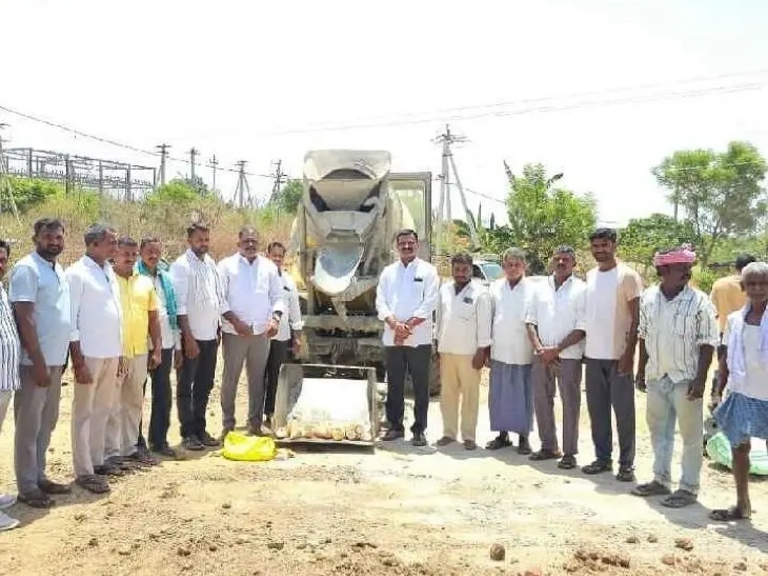 రూ.5 లక్షల వ్యయంతో రోడ్డు పనులు