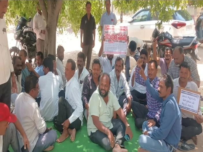 కొండమల్లేపల్లిలో విద్యుత్ కార్మికుల సమ్మె