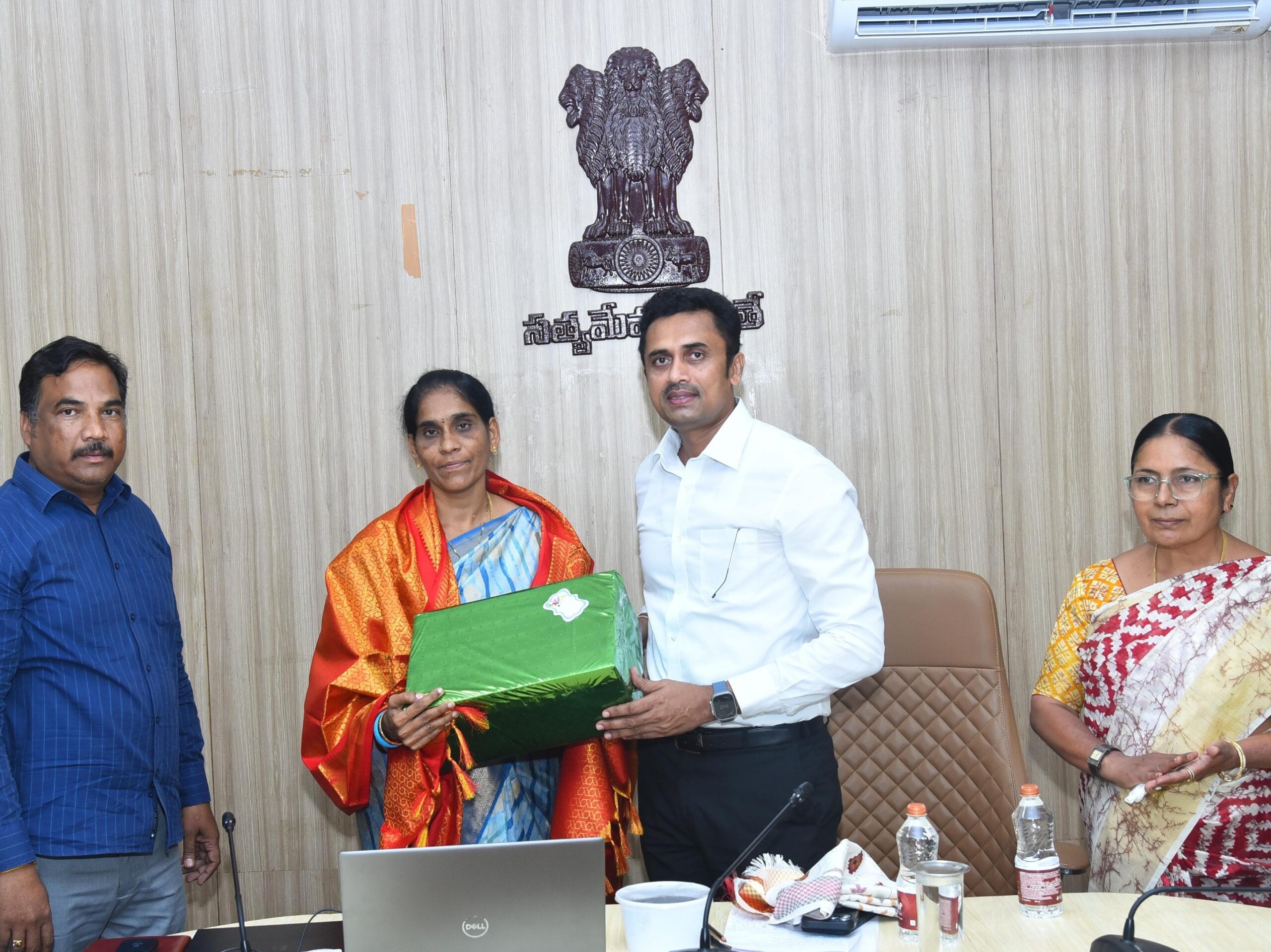 మహిళా రైతును అభినందించిన కలెక్టర్