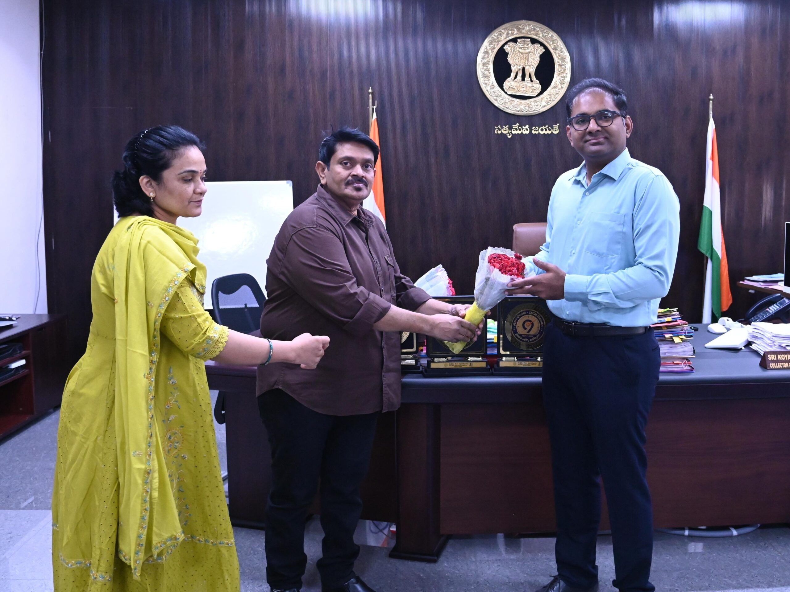 ‘సూపరింటెండెంట్‌ను అభినందించిన కలెక్టర్’