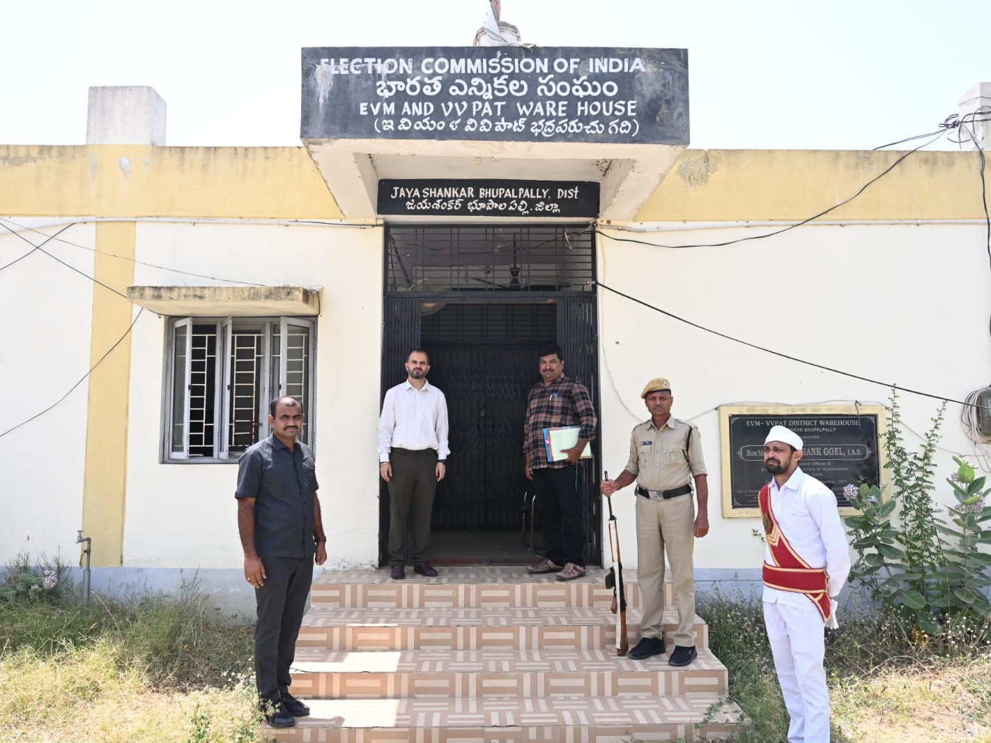 EVM గోదాంను తనిఖీ చేసిన కలెక్టర్