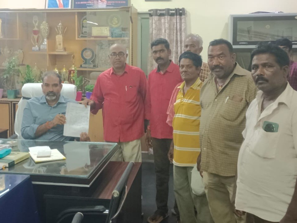 ‘కార్మికులు జీతాలు చెల్లించండి’