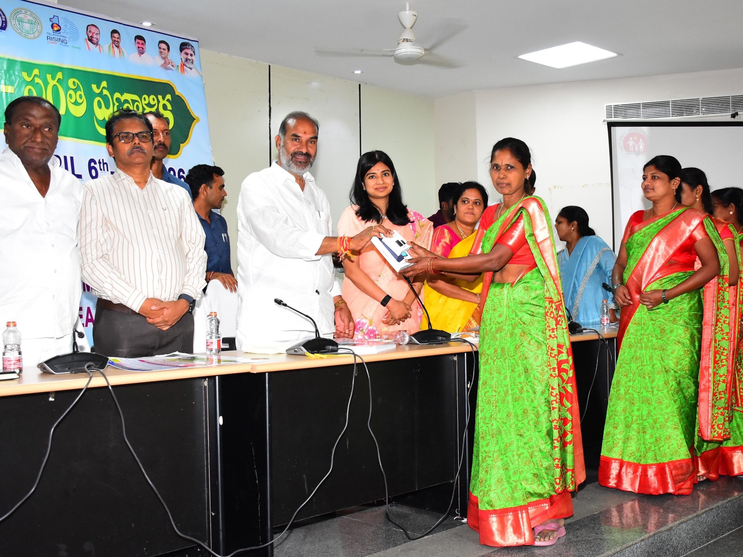 అంగన్వాడీలకు స్మార్ట్ ఫోన్లు పంపిణీ