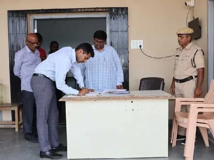 ఈవీఎం గోడౌన్ తనిఖీ చేసిన కలెక్టర్