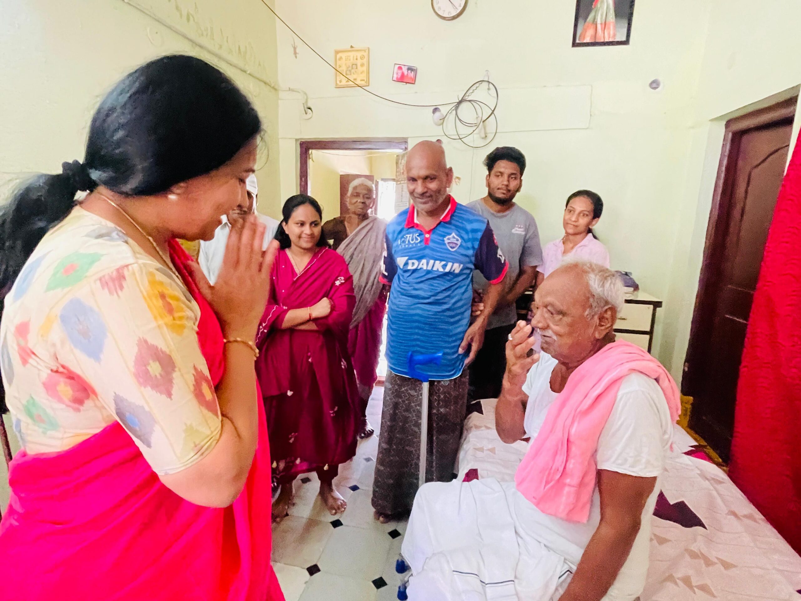 BRS నాయకుడిని పరామర్శించిన మాజీ ఎంపీ