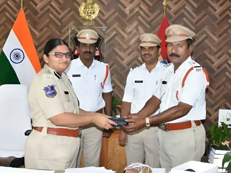 ట్రాఫిక్ పోలీసులకు సన్ గ్లాసెస్ పంపిణీ